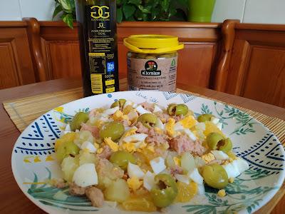 ENSALADA TEMPLADA DE PATATAS, HUEVOS, ATÚN Y NARANJA CON ACEITUNAS ALOREÑAS.