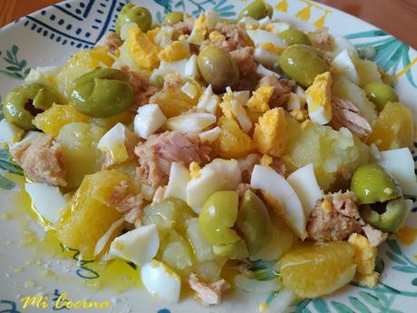 ENSALADA TEMPLADA DE PATATAS, HUEVOS, ATÚN Y NARANJA CON ACEITUNAS ALOREÑAS.