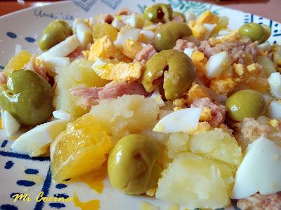 ENSALADA TEMPLADA DE PATATAS, HUEVOS, ATÚN Y NARANJA CON ACEITUNAS ALOREÑAS.