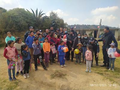 POLICÍAS DE TEXCOCO “ARMAN LA COOPERACHA” Y LLEVAN JUGUETES Y COBIJAS A NIÑOS DE LA COLONIA GUADALUPE AMANALC