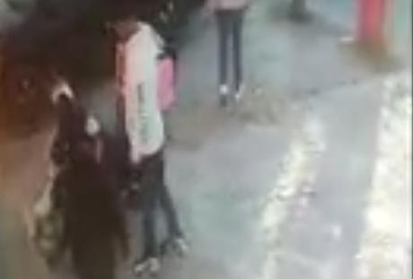 (Video) Asaltantes quitan motocicleta a repartidor en B. Anaya