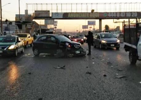 Choque múltiple sobre la carretera Rioverde frente al Tecnológico