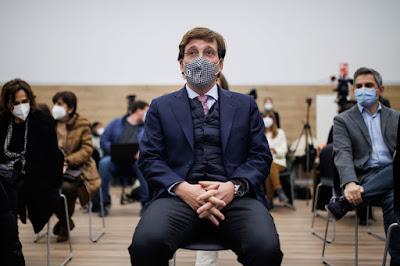 “Quita tus sucias manos de Almudena”.