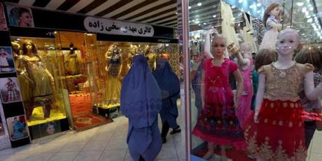 Talibanes ordenan a comerciantes «decapitar» a los maniquíes en tiendas de #Afganistán