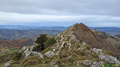 Camino entre las antenas y la Peña Texu