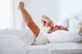 ¿Levantarse de golpe en la mañana es perjudicial para la salud?: Pendiente con esta recomendación