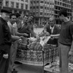 Padilla: El popular Hilario atendiendo a un grupo de clientes con prensa deportiva