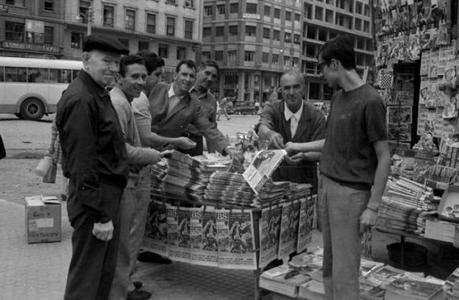 Padilla: El popular Hilario atendiendo a un grupo de clientes con prensa deportiva