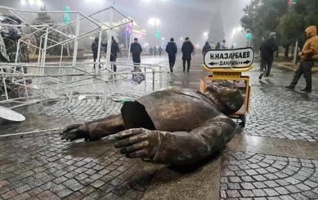 El profundo deterioro de los estados y los ejércitos, algunos de los cuales se han vuelto asesinos