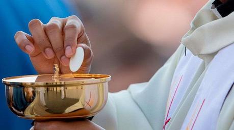 Italia: Sacerdotes “‘no vacunados” no podrán dar la comunión en la diócesis Teano-Calvi