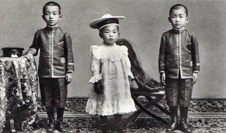 Los hijos del emperador Taishō , el príncipe heredero de Japón, julio de 1912 o antes, probablemente 1906. Los hijos varones probablemente sean Hirohito (izquierda) y Yasuhito