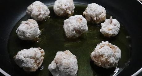 Ponemos en una sartén las albóndigas para freírlas