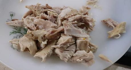 Desmigajamos el pollo quitando le los huesos