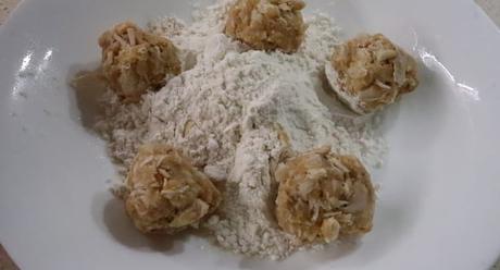 Rebozamos las bolas de pollo con la harína