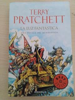 Saga Mundodisco, Libro II: La luz fantástica, de Terry Pratchett