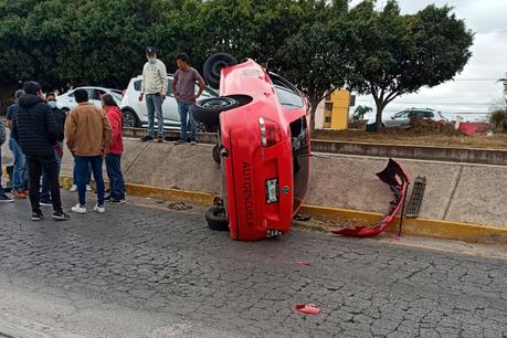 Autoescuela  vuelca sobre la carretera Matehuala