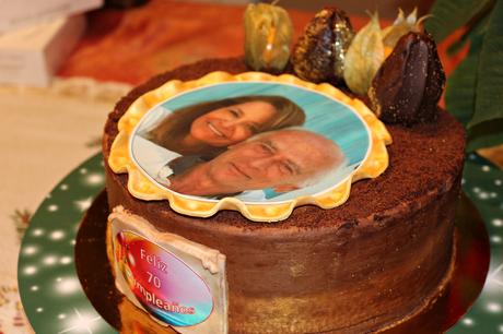 PASTEL-70-CUMPLEAÑOS-CON-MERENGUE-SUIZO-DE-CHOCOLATE-Y-BIZCOCHO-DE-CHOCOLATE-LA-BIBLIA-DE-LOS-PASTELES-LOS-TELARES-DE-SIL