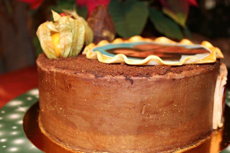 PASTEL-70-CUMPLEAÑOS-CON-MERENGUE-SUIZO-DE-CHOCOLATE-Y-BIZCOCHO-DE-CHOCOLATE-LA-BIBLIA-DE-LOS-PASTELES-LOS-TELARES-DE-SIL