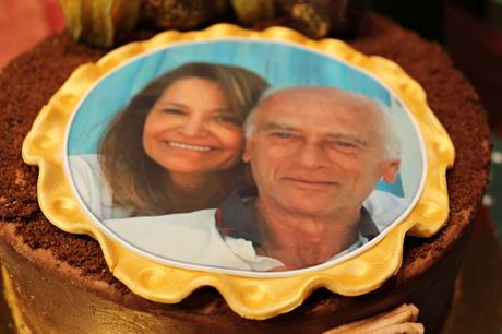 PASTEL-70-CUMPLEAÑOS-CON-MERENGUE-SUIZO-DE-CHOCOLATE-Y-BIZCOCHO-DE-CHOCOLATE-LA-BIBLIA-DE-LOS-PASTELES-LOS-TELARES-DE-SIL