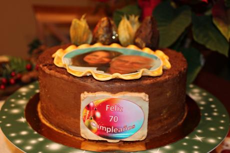 PASTEL-70-CUMPLEAÑOS-CON-MERENGUE-SUIZO-DE-CHOCOLATE-Y-BIZCOCHO-DE-CHOCOLATE-LA-BIBLIA-DE-LOS-PASTELES-LOS-TELARES-DE-SIL