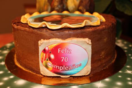 PASTEL-70-CUMPLEAÑOS-CON-MERENGUE-SUIZO-DE-CHOCOLATE-Y-BIZCOCHO-DE-CHOCOLATE-LA-BIBLIA-DE-LOS-PASTELES-LOS-TELARES-DE-SIL