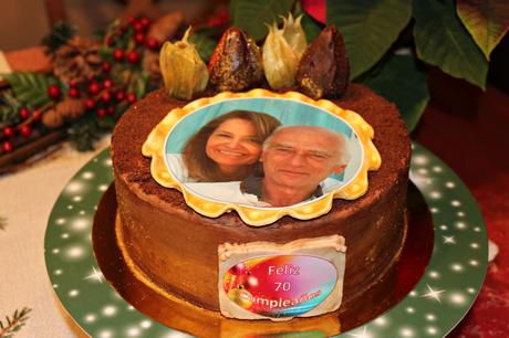PASTEL-70-CUMPLEAÑOS-CON-MERENGUE-SUIZO-DE-CHOCOLATE-Y-BIZCOCHO-DE-CHOCOLATE-LA-BIBLIA-DE-LOS-PASTELES-LOS-TELARES-DE-SIL