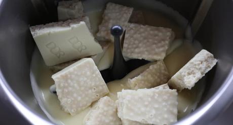 Echamos el turrón en trozos y derretimos