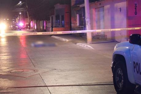 Investigan homicidio de un hombre en la calle de Juan del Jarro