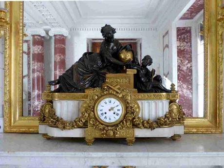 La alegoría del gran reloj mecánico en el Recinto Real Łazienki de Varsovia La alegoría del gran reloj mecánico en el Recinto Real Łazienki de Varsovia