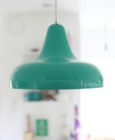 Lámpara vintage turquesa en el salón