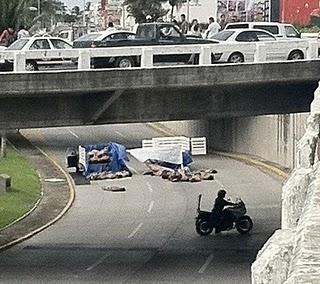 Ejecutan a 40 personas en Veracruz y abandonan los cadáveres en plena calle.