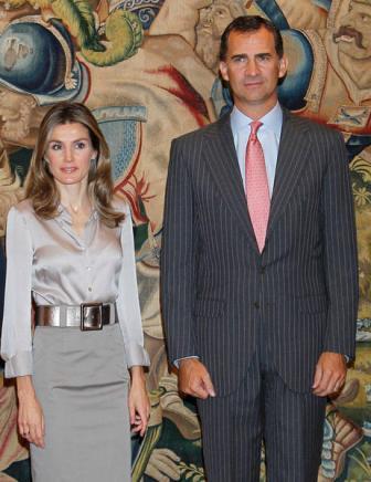 Los Príncipes de Asturias con la Fundación Lealtad. El look de Dña. Letizia