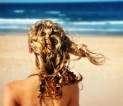 Cabellera a prueba de sol, agua y arena