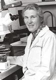 Dr. Peter C. Nowell, Dra. Janet Rowley Dr. David Hungerford, investigadores que descubrieron el origen genético de la leucemia mielóide crónica, un humilde reconocimiento a su labor