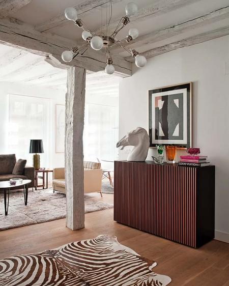 Aires nórdicos en un piso del Casco Viejo de Bilbao reforma en bilbao piso de diseño en bilbao piezas decoración clásicas muebles de diseño Mikel Larrinaga Etxecodeco estilo vintage estilo nórdico estilo industrial estilo escandinavo diseño nórdico decoración en blanco cocinas oscuras cocinas modernas arquitecto de interiores