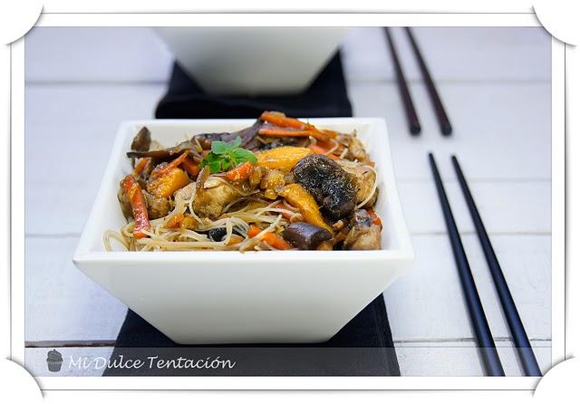 Fideos de Arroz con Pollo y Champiñones