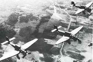 El Teniente Hans Ulrich Rudel hunde al acorazado Marat en Kronstadt - 23/09/1941.