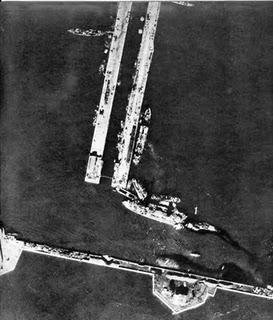 El Teniente Hans Ulrich Rudel hunde al acorazado Marat en Kronstadt - 23/09/1941.