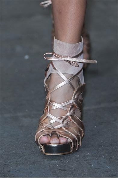 EL ATAQUE DE LOS ''ZAPATOS TOBILLEROS''