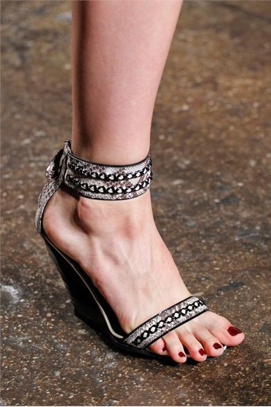 EL ATAQUE DE LOS ''ZAPATOS TOBILLEROS''