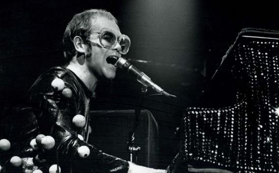 Elton John prepara una “fantasía autobiográfica”