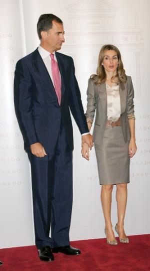 Los Príncipes de Asturias en los Premios Luis Carandell. El look de Dña. Letizia