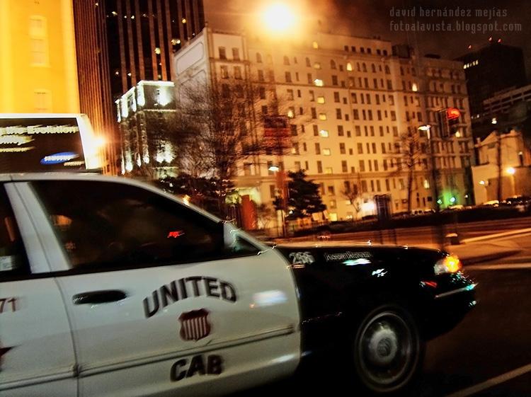 Un taxi pasa en la noche de Nueva Orleans, Estados Unidos