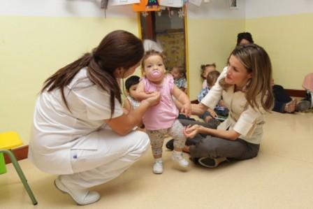 Los Príncipes de Asturias visitan un centro infantil en Salamanca. El look de Dña. Letizia