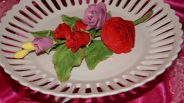 Como hacer un bouquet de flores o alambrar flores en pasta de goma