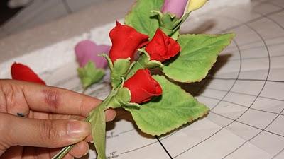 Como hacer un bouquet de flores o alambrar flores en pasta de goma