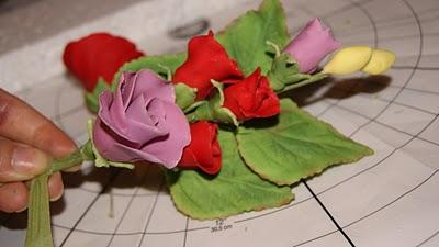 Como hacer un bouquet de flores o alambrar flores en pasta de goma