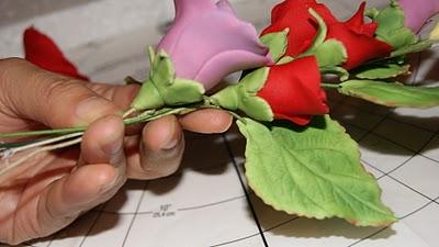 Como hacer un bouquet de flores o alambrar flores en pasta de goma