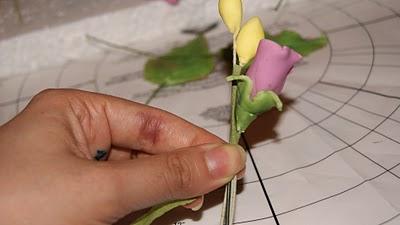 Como hacer un bouquet de flores o alambrar flores en pasta de goma