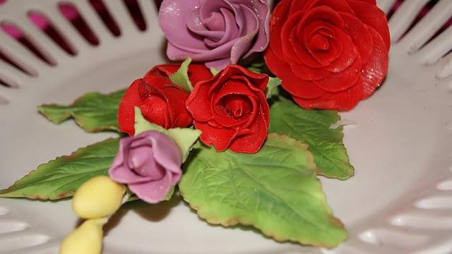 Como hacer un bouquet de flores o alambrar flores en pasta de goma